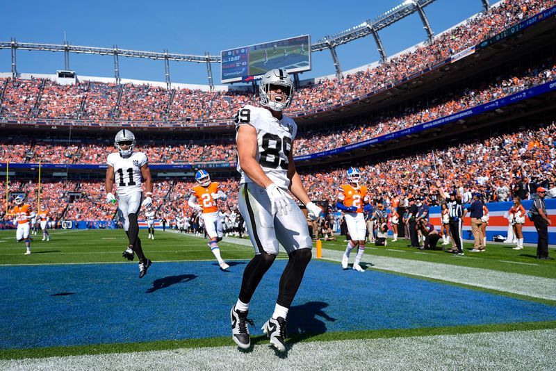 vs. Texas Picks & Predictions for PrizePicks, CFB DFS